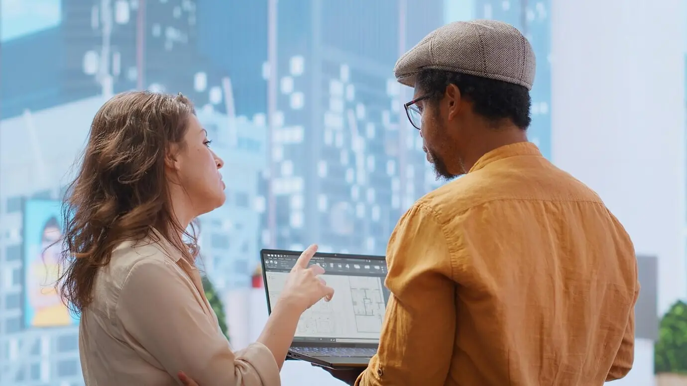 Immobilienmakler und Kunden, die bei der Bürosuche Geschäfte aushandeln.